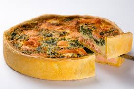 Die zwiebel und knoblauch schälen und in kleine würfel schneiden. Lachs Quiche Mit Spinat Dicke Food