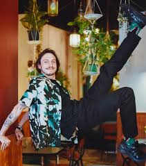 Interview Romeo Elvis Over Zijn Eerste Soloalbum Chocolat Romeoelvis Chocolat Rapper Romeo Elvis Elvis Chanteur