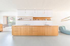 Zu dieser option greifen gerne blogger, prominente, aber auch traditionelle hausfrauen.die kombination von weiß und holz passt zu fast jedem innenraum. Eine Holz Weisse Kuche Ist Raumtrenner Garderobe Stauraumwunder