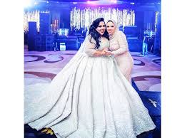 انتهت منذ قليل فعاليات حفل زفاف الفنانة إيمي سمير غانم على الفنان حسن الرداد بفندق موفنبيك الجونة بالغردقة، وبالتحديد على ساحل البحر الأحمر، وسط حضور عدد كبير وميس حمدان وحنان مطاوع وشيماء سيف والمنتج أحمد السبكي، والمؤلف محمد سيد بشير، وآخرون. Ø­Ø¨ÙŠØ¨Ø© Ø£Ø®ØªÙ‡Ø§ ÙŠØ§ Ø£Ø®ÙˆØ§ØªÙŠ Ø¨Ø­Ø¨Ù‡Ø§ Ù‡ÙƒØ°Ø§ Ù‡Ù†Ø£Øª Ø´ÙŠÙ…Ø§Ø¡ Ø³ÙŠÙ Ø´Ù‚ÙŠÙ‚ØªÙ‡Ø§ Ù…ØµØ±Ø§ÙˆÙ‰