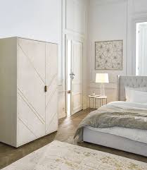 Ce superbe bout de lit en bois massif teinté vous offre un espace de rangement pour votre linge de lit. Epingle Sur Decoration Bedroom