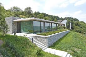 Balanceakt Am Hang Ein Wohnhaus Verbindet Leichtigkeit Und Schwere Mit Der Landschaft Ancientarchit In 2020 Glass House Design Home Building Design Architecture