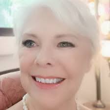 Anh Do really made a splash with his latest painting of Australian surfing  legend Layne Beachley. 🎨🏄‍♀️ What do you think? Did you catch Layne