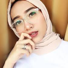 Beberapa hijabers yang tidak menggunakan kacamata minus pun memiliki kumpulan buat jarak antara frame dan jilbab sehingga tangkainya tidak tertekan, saran salah satu fashion blogger inggris, asmaa. Ini Cara Mudah Untuk Menentukan Kacamata Minus Yang Cocok Untuk Hijabers