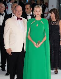 Charlene Et Albert De Monaco Amoureux Et Glamour Au Bal De La Croix Rouge Elle