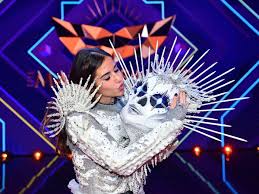 The fans of pietro and sarah lombardi had to wait a long time for a picture like this: The Masked Singer Skelett Sarah Lombardi Verrat Sich Auf Instagram Jolie De