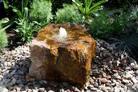 Gartenbrunnen selber bauen 18 diy ideen fur. Quellstein Im Garten Selber Bauen Mit Findling Teich Kugel Co