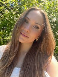 Smulpaj med persika och vit choklad 🍑 Man får passa på när det finns så  goda persikor!! Servera pajen med vaniljglass 🍨 Recept 4 persikor 1/2 dl  farinsocker 1/2 tsk kanel 1