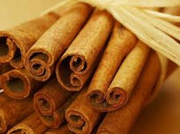 Para petani kayu manis mengelupas bagian kulit luar pohon dan juga bagian kulit dalamnya untuk mendapatkan lapisan kayu manis. 11 Khasiat Kayu Manis Untuk Kesehatan