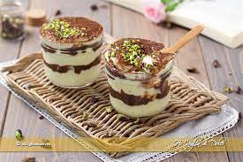 Prepariamo il tiramisù, un dolce classico che piace a tutti, realizzato con i tradizionali savoiardi, ma in una versione natalizia che prevede anche due ingredienti insoliti: Tiramisu Al Pistacchio E Cioccolato
