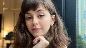 Errou? Klara Castanho aposta em transparência para curtir festival e web avalia: 'Terror'