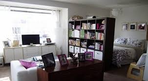 Gejogan atau lantai teras ini dianggap sakral atau dikaramatkan oleh masyarakat betawi sebab berhubungan langsung dengan tangga bernama balaksuji penghubung rumah dengan area luar. Begini Trik Memisahkan Kamar Tidur Ruang Tamu Dalam Satu Ruangan Okezone Economy
