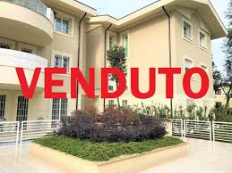 Con ingresso , soggiorno ampio, zona cucina, ripostiglio, bagno e camera. Vendita Appartamento Cernusco Sul Naviglio Quadrilocale In Via Briantea 77 Buono Stato Piano Terra Posto Auto Riscaldamento Centralizzato Rif 85278523