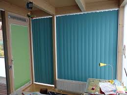 Grune Plissees Blaue Lamellen Als Sichtschutz Im Wintergarten Lamellen Lamellen Vorhang Lamellenvorhang