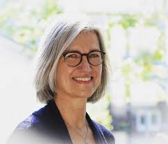 Unsere Dozentin Isabel Schneider-Wölfinger ist für ihr Engagement mit der  höchsten Ehrung der Landeskirche ausgezeichnet worden, die es gibt. Sie  setzt sich umfassend für die Evangelische Kirche Kurhessen Waldeck, die  EKD-Synode und