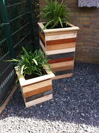 Grosse Blumenkubel Aus Holz Selber Bauen Diese Pflanzkubel Wurden Aus Altem Bauholz Hergestellt Recycling Hoch Pflanzkubel Pflanzkubel Holz Hochbeet Holz