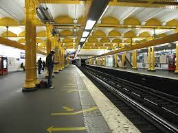 The building is certainly noteworthy architecturally. Datei Ligne 1 Gare De Lyon 1 Jpg Wikipedia