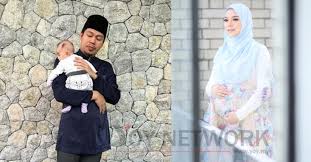 Beliau mula dikenali ramai apabila muncul di dalam. Sari Yanti Mengandung Yoy Network