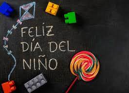 Quadro Negro Escrito Feliz Dia Del Nino Espanhol Design De Pipa Com Pecas De Montagem E Pirulito Foto Premium