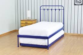 Tem alguns pontos de ferrugem mas nada grave. Cama De Ferro Vintage Personalizada Azul Cama De Ferro Cama Moveis