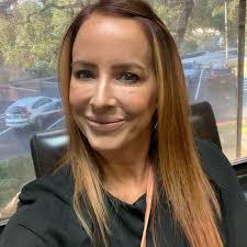 TBT to this rich auburn moment 🍂✨ Warm tones, sleek finish, and that  natural glow — this shade had me feeling bold, grounded, and totally in my  element. Thinking of going red