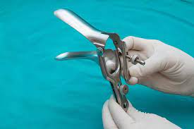Praktek pemeriksaan pap smear umur saat pertama kali melakukan hubungan seksual (<17 tahun). 6 Pertanyaan Penting Seputar Pemeriksaan Pap Smear Alodokter