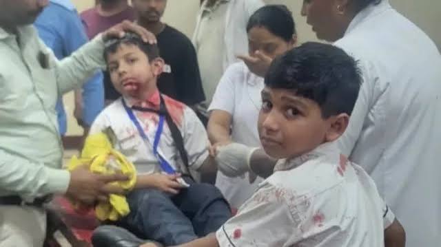 जबलपुर में कार की टक्कर से पलटी स्कूल वैन, आठ बच्‍चे घायल; सड़क पर मची अफरा-तफरी - jabalpur school van overturns after car collision 8 injured