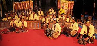 Contohnya adalah tarian joget bumbung dan juga penyambutan tamu dalam acara nikahan bali. Mengenal Gamelan Bali Tradisikita