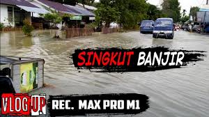 Kelebihan menggunakan teknologi ini adalah kemunculan model usle. Semalam Hujan In English