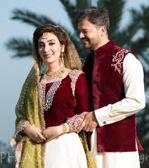 Ayesha Khan Mehndi Pictures In 2020 Bridal Dresses Pakistan Black Bridal Dresses Wedding Dresses For Girls