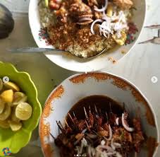 Masakan padang atau minang terkenal kaya akan bumbu, umumnya bersantan, diolah dengan cara digoreng atau rebus dan cenderung pedas. Di Antara Sate Gule Kambing Pak Mun Dan Pak Min Brengos Magetan Ini Mana Layak Jadi Rekomendasi Terbaik Kamu The Colour Of Indonesia