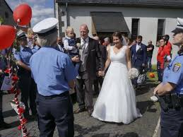In unseren erweiterten geschäftsräumen bieten wir ihnen eine große auswahl an nationalen und internationalen hochzeitskleidern sowie ein breit. Polizei Steht Spalier Bei Hochzeit In Geilshausen Rabenau