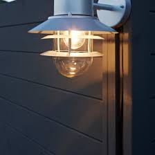 La Lampe Solaire Illumine Votre Jardin Leroy Merlin