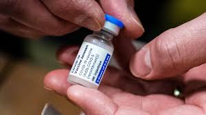 The johnson & johnson vaccine has the advantages of being one shot, not two, and being stored at regular refrigeration temperatures for up to three months. Vacuna De Johnson Johnson Joven De 18 Anos De Nevada Sigue Hospitalizada Tras Recibir La Dosis Telemundo Las Vegas