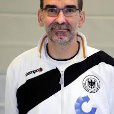 Benefizspiel: Auch Andreas Thiel schaut sich die Oldies an