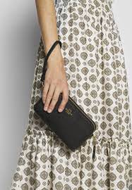 Coach™ items cannot be shipped to military addresses (apo or fpo) and addresses in hawaii, the virgin islands, guam or any other locations. Coach Polished Pebble Kira Crossbody Umhangetasche Black Schwarz Zalando De