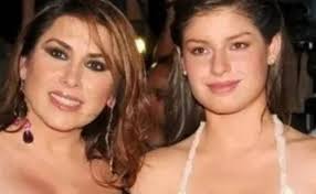 Amigo de Dulce revela que hija de ella intentaría AVENTARLA