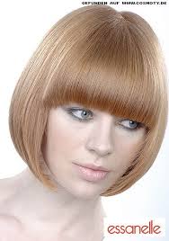 Der abgewinkelte bob ist mit einer voluminösen seitenteilung versehen, um die abstufung der schichten und ihre rasierten, gezackten enden zu. Frisuren Bilder Gestufter Bob Mit Sanften Wellen Frisuren Haare