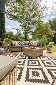 Unser teppich defined tut genau das und kreiert dabei einen bereich, den sie zuhause nennen die defined teppiche sind aus pp hergestellt, welches sich weich anfühlt und zugleich praktisch und. Neuer Stil Villa Patio Mit Muster Teppich Und Rattan Mobel Gesetzt Lizenzfreie Fotos Bilder Und Stock Fotografie Image 74818959