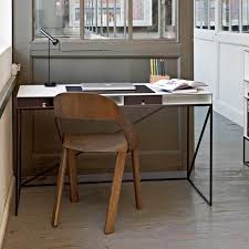 Praktisch sind auch seitlich angebrachte haken sowie integrierte staufächer. Die Besten Schreibtische Fur Zu Hause Living At Home