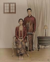 Tema foto pre wedding konsep baju gaun kebaya jawa tema foto pre wedding konsep baju kebaya adat jawa irma welly prewedding outdoor di jogja photo by poetrafoto photography fotografer yogyakarta indonesia wedding photographer. Classic Javanese Prewedding Photo By Leovir Baimwong Paula Verhoeven Makeup By Arie Khayz Hair B Pre Wedding Photos Indonesian Wedding Pre Wedding Poses