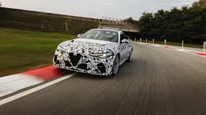 De motor van de alfa romeo giulia quadrifoglio is een 2.9 v6 die 510 pk genereert en een koppel van 600 nm tussen 2500 en 5000 toeren per minuut produceert. Watch F1 Drivers Test The Alfa Romeo Giulia Gta