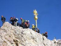 Der kran für die arbeiten an der bergstation der neuen bahn überragt den gipfel. Hollental Klettersteig Zugspitze