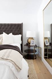 Welcher Spiegel In Einem Zeitgenossischen Erwachsenenschlafzimmer Wohnen Zimmer Zuhause
