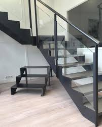 Escalier Tournant Avec Palier Intermediaire De Notre Gamme Les Essentiels Esca Droit Marche Avec Mediu Escalier Contemporain Escalier Design Rampe En Verre