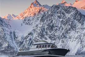 The prominent alpine area stands out from the pack with its majestic peaks and distinctive glaciers. Walsafari Lyngen Experience Sightseeing Nord Lenangen Norway
