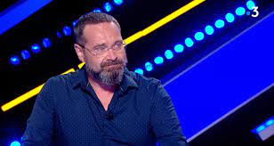 ● remise de cadeaux au perdant (quelques secondes) ● après 5 secondes de réflexion, le gagnant choisit de a2, b1, b2 faire un arrêt sur image sur chacun des trois derniers candidats quand ils sont présentés par la voix off. Questions Pour Un Super Champion Christophe Victorieux Pret A Rejoindre Hakim Au Pantheon Du Jeu De Samuel Etienne Toutelatele