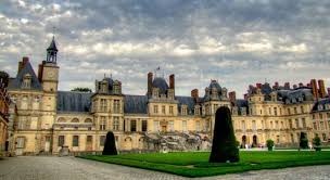 Inutile de rouler jusqu'à chambord ou dans la loire pour visiter des châteaux ! The Chateau De Fontainebleau Ile De France The Good Life France
