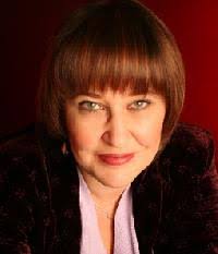 La coiffe est une chaudière blanche. > a white head wrap