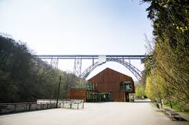 Die lebenshilfe solingen hat mehrere integrationsunternehmen gegründet, die menschen mit behinderung eine beschäftigung auf dem allgemeinen arbeitsmarkt bieten. Mungstener Brucke Haus Mungsten Und Schwebefahre Auf Den Berg De